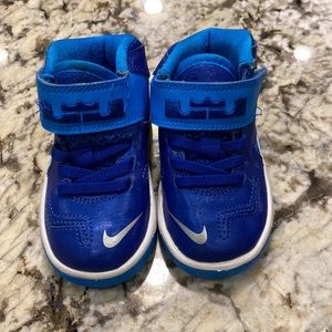 EUC baby Nike tennis shoes size 5C